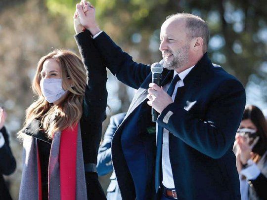 El intendente de Lomas de Zamora y la primera precandidata a diputada nacional del FdT en la provincia de Buenos Aires, Victoria Tolosa Paz﻿.