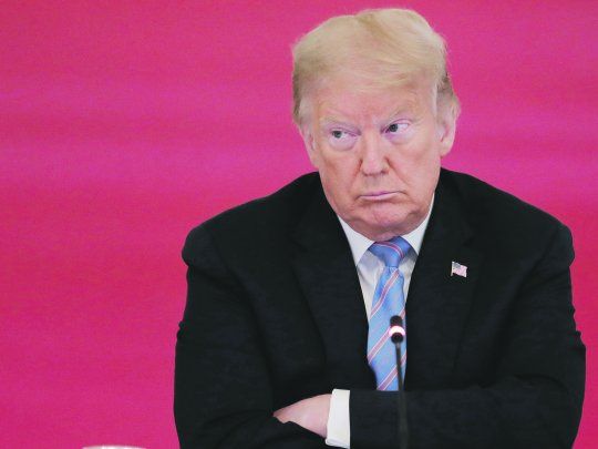 INCORREGIBLE. Donald Trump, durante un reciente encuentro con un comité asesor sobre prácticas policiales (arriba). Un retuit en el que agradece a un simpatizante que se muestra en un video proclamando a los gritos el “poder blanco” provocó ayer asombro general (abajo).