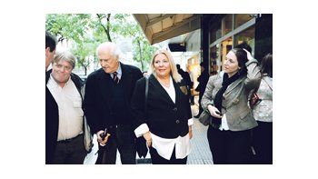 Elisa Carrió, junto con Fernando Pino Solanas y Fernanda Reyes, fueron ayer hasta tribunales para una audiencia de conciliación en el juicio que les inició el general César Milani por la acusación de enriquecimiento ilícito.