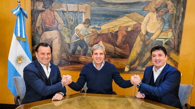Luis Caputo, junto a Marcos Ayerra (izquierda) y Esteban Marzorati (derecha).