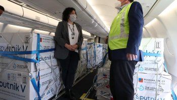 Un nuevo vuelo proveniente de Moscú fue recibido en Ezeiza por la ministra de Salud, Carla Vizzotti, y el titular de Aerolíneas Argentinas, Pablo Ceriani.&nbsp;