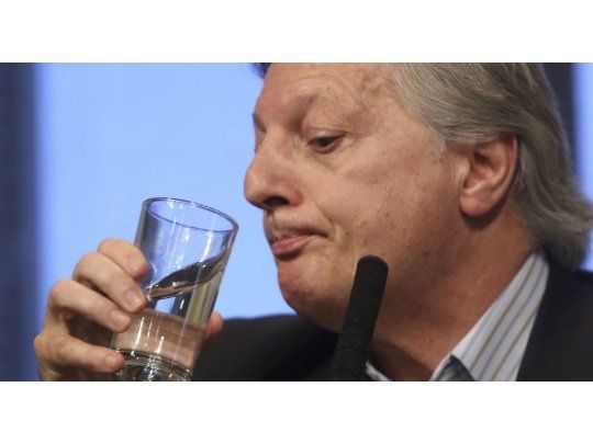 A través de dos resoluciones conjuntas (886/2016 y 885/2016), recortó $ 10.600 millones en las partidas para la compañía estatal Energía Argentina Sociedad Anónima (Enarsa).