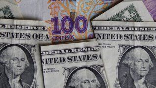 ámbito.com | pesos-dolar-billetes-dolarizacion.jpg