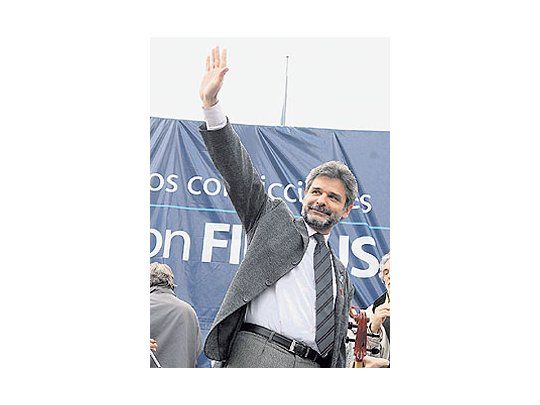 Daniel Filmus saluda ayer a «sus» artistas frente al Obelisco,en donde algunos activistas de la cultura apoyaronmás al candidato oficialista.