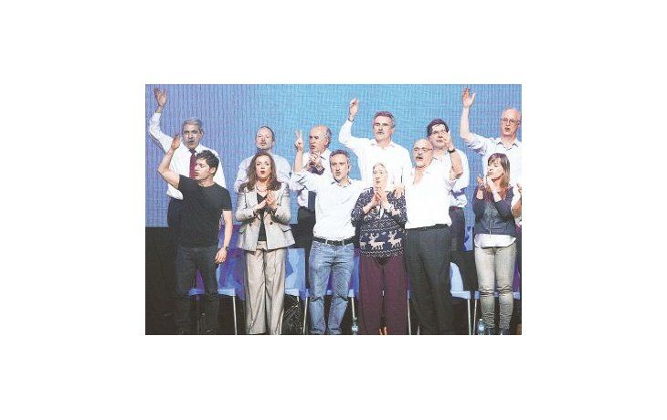 ámbito.com | Aníbal Fernández, Axel Kicillof, Nilda Garré, Andrés Larroque, Hebe de Bonafini, Carlos Tomada, entre otros ayer en el cierre de la campaña de la lista de candidatos a diputados nacionales del FpV.