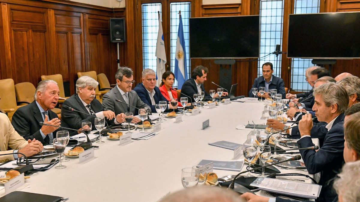 The UIA asked Luis Caputo to review non-automatic licenses and the increase in withholdings