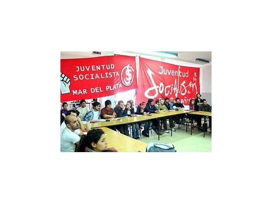 Los dirigentes de la Juventud Socialista reunidos en un plenario.
