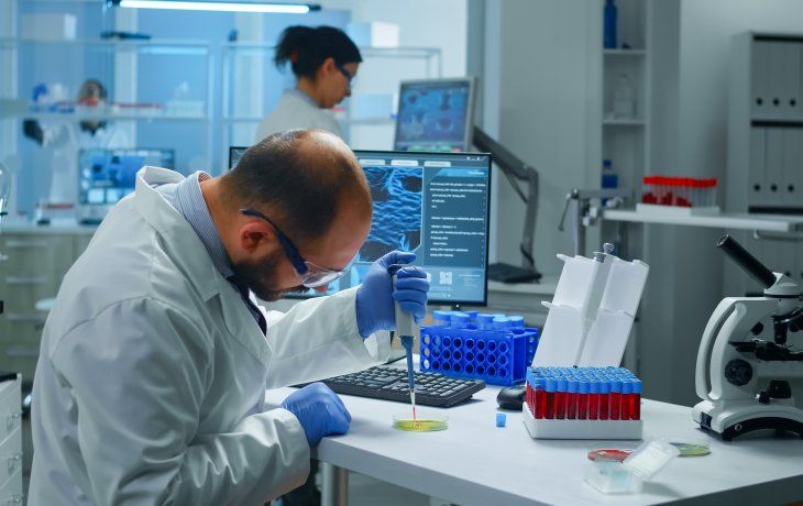 El tratamiento revolucionario consistió en eliminar su antiguo sistema inmunitario y desarrollar uno nuevo. El tratamiento revolucionario consistió en eliminar su antiguo sistema inmunitario y desarrollar uno nuevo.