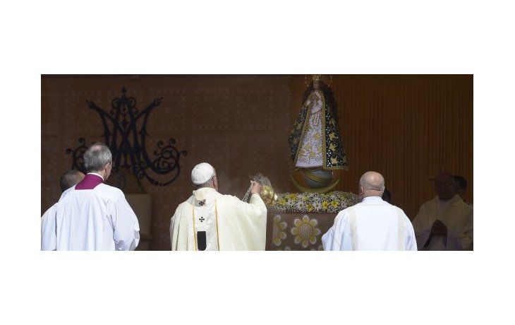 ámbito.com | Francisco ante la virgen de Caacupé.
