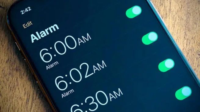 El significado de poner varias alarmas, según la psicología.