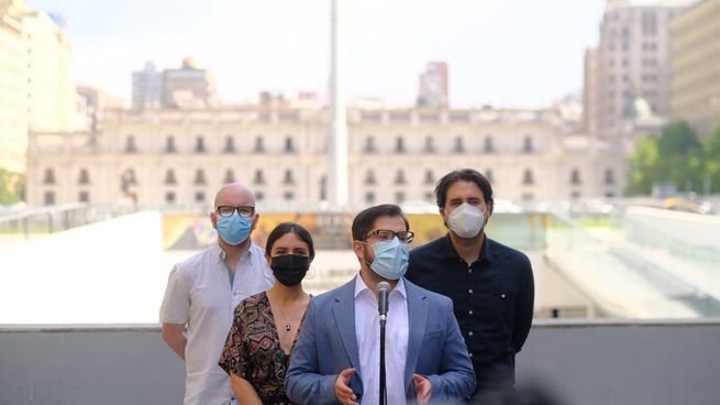 Gabriel Boric durante un acto de campaña frente a La Moneda.