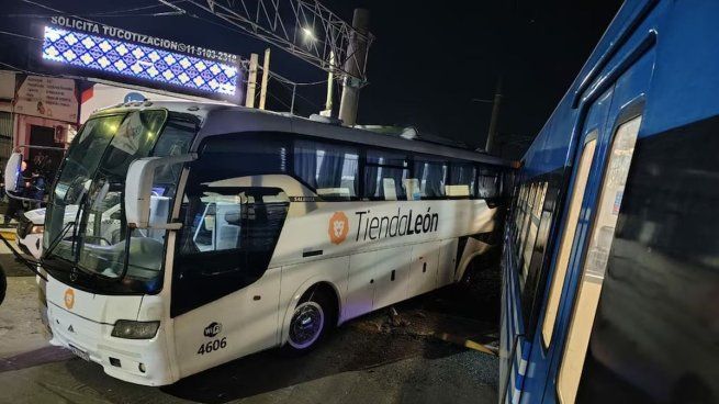 Una formación del tren Roca embistió a un colectivo en el ramal Ezeiza.