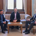 Los libertarios negocian mano a mano con los mandatarios afines. Los libertarios negocian mano a mano con los mandatarios afines.