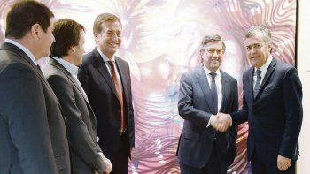 Inversiones. El gobernador de Mendoza, Alfredo Cornejo, cerró su gira por los Estados Unidos con una reunión en el Banco Interamericano de Desarrollo (BID). El presidente de la entidad, Luis Alberto Moreno, ratificó el financiamiento a proyectos en marcha y anunció que el próximo mes se definirá el desembolso para obras en la Ruta 82.&nbsp;