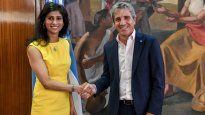Luis Caputo con la nro 2 del FMI, Gita Gopinath. Todavía muy lejos de la consolidación fiscal.