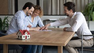 Una pareja avanza en la firma de su vivienda, en un contexto donde la protección legal del hogar y el asesoramiento notarial resultan claves para resguardar el patrimonio familiar Una pareja avanza en la firma de su vivienda, en un contexto donde la protección legal del hogar y el asesoramiento notarial resultan claves para resguardar el patrimonio familiar