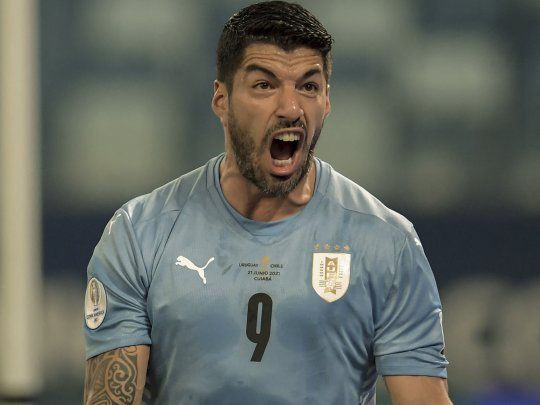 Luis Suárez forzó el error de Arturo Vidal que terminó en el gol en contra de Chile, que decretó el empate de Uruguay.