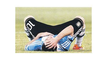 Messi, tendido sobre el suelo de Barranquilla. El calor y el trajín lo marginarían del partido de mañana ante Zaragoza.