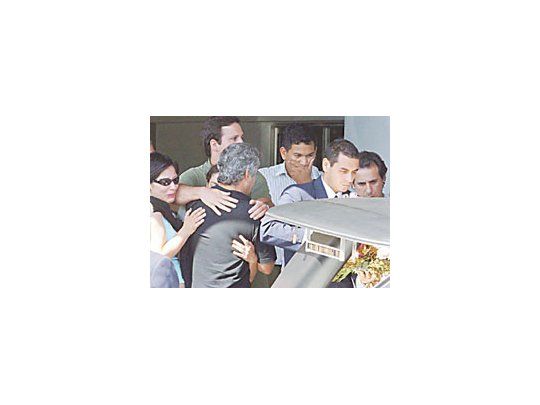 Familiares de Gloria Domínguez, de 21 años, en el entierro de la joven ayer. Domínguez resultó muerta tras ser embestida por un auto conducido por un hombre que corría «picadas» en la localidad de Haedo.