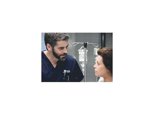 Eduardo Noriega es el joven médico que de pronto recibe la rara transmisión de un don sanador, en un film que empieza bien, pero luego se disparata y pierde convicción, aunque a veces impresione.