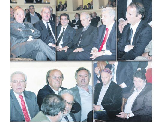 Oscar Parrilli y Guillermo Oliveri fueron los representantes de la Casa Rosada. El macrista Cristian Ritondo y el cristinista Julián Domínguez flanquearon al arzobispo porteño, Mario Poli. El candidato Martín Insaurralde también asistió a La Manzana de las Luces, al igual que Jorge Enríquez, Ignacio de Mendiguren, Joaquín de la Torre, el rabino Sergio Bergman y Claudio Lozano.