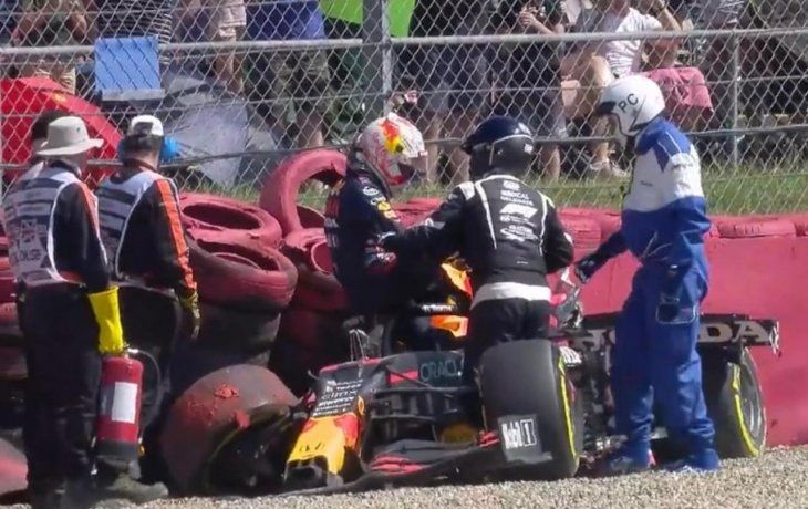 El británico Lewis Hamilton (Mercedes) volvió hoy al triunfo en la Fórmula 1 al imponerse como local en el Gran Premio de Gran Bretaña tras cumplir una sanción de 10 segundos por un toque que sacó de la carrera al líder del Mundial de Pilotos, el neerlandés Max Verstappen (Red Bull).