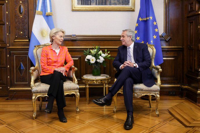 El presidente Alberto Fern&aacute;ndez con la titular de la Comisi&oacute;n Europea, &Uacute;rsula von der Leyen.&nbsp;&nbsp;