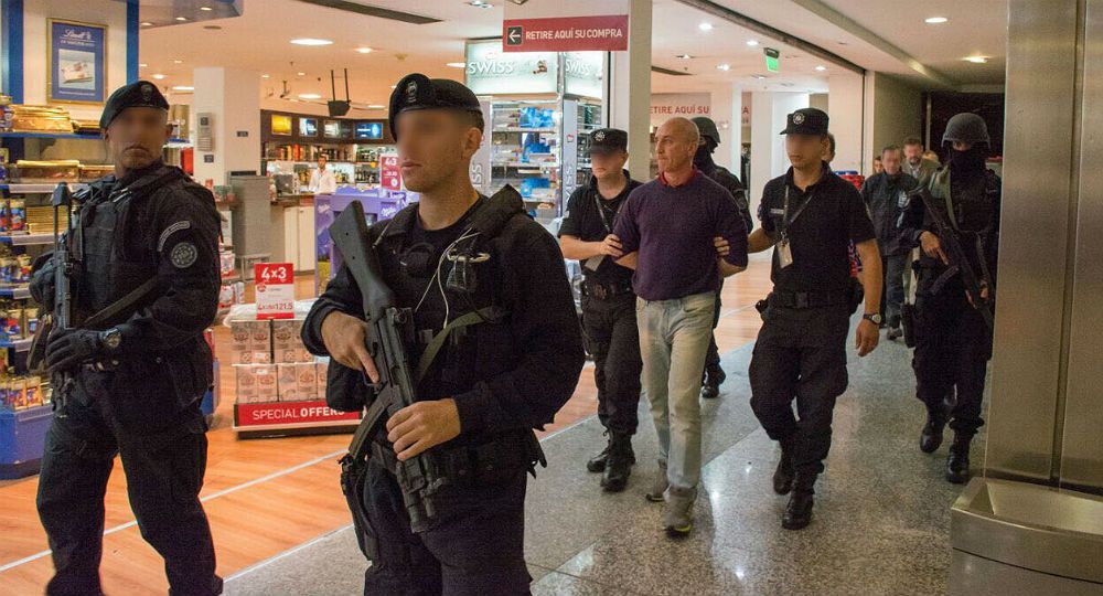 El hijo del ex bigradier seguirá detenido en la Argentina.