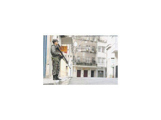 Un soldado brasileño monta guardia en una calle de Salvador, capital del estado de Bahía. El envío de unos 3.000 militares no impide del todo actos de vandalismo y homicidios.