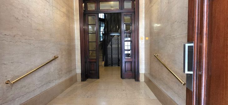El acceso al edificio exhibe revestimientos de mármol, carpinterías de madera y ascensor de época, detalles que acompañan el carácter señorial de esta construcción de estilo Beaux Arts francés El acceso al edificio exhibe revestimientos de mármol, carpinterías de madera y ascensor de época, detalles que acompañan el carácter señorial de esta construcción de estilo Beaux Arts francés