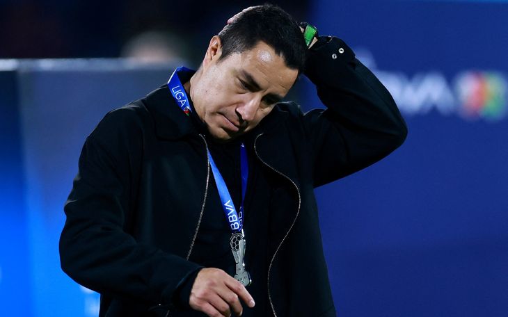 En Pumas quedaron sorpendido por la salida de Efraín Jurez y aseguraron que ya se habían reunido con el estratega para renovarle el contrato con una mejora salarial. En Pumas quedaron sorpendido por la salida de Efraín Jurez y aseguraron que ya se habían reunido con el estratega para renovarle el contrato con una mejora salarial.