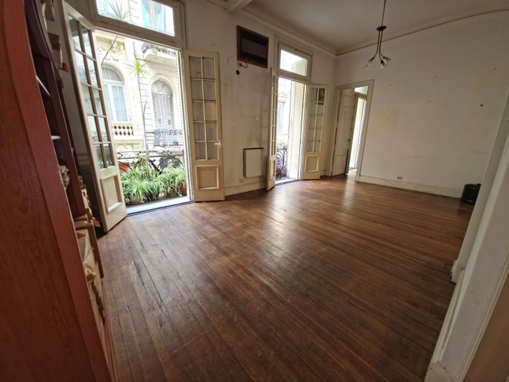 Los ambientes conservan pisos originales de pinotea, aberturas de madera de doble hoja y techos altos, elementos característicos de las residencias porteñas de inspiración francesa construidas a comienzos del siglo XX Los ambientes conservan pisos originales de pinotea, aberturas de madera de doble hoja y techos altos, elementos característicos de las residencias porteñas de inspiración francesa construidas a comienzos del siglo XX