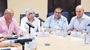 ámbito.com | Hugo Moyano presidió la reunión del Consejo Directivo junto a su segundo, el petrolero Guillermo Pereyra. Entre los fervientes defensores del paro estuvieron Abel Frutos (izquierda) y Gerónimo Venegas (derecha).