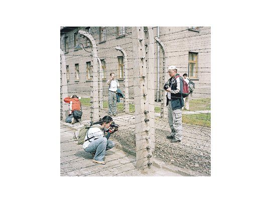 Turistas recorriendo el que fue el campo de concentración y exterminio de Auschwitz.