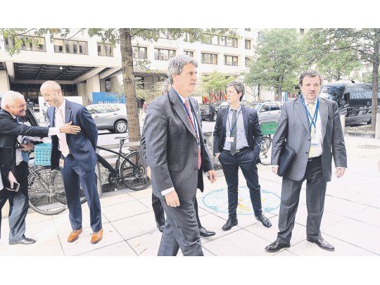 Actividad. Alfonso Prat Gay inició ayer en Washington la actividad que desplegará durante la cumbre del FMI y el Banco Mundial. La foto, al ingresar a la sede del BM para reunirse con su titular.