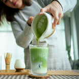 El matcha se obtiene al moler hojas de té verde hasta convertirlas en un polvo fino que se mezcla directamente con agua.