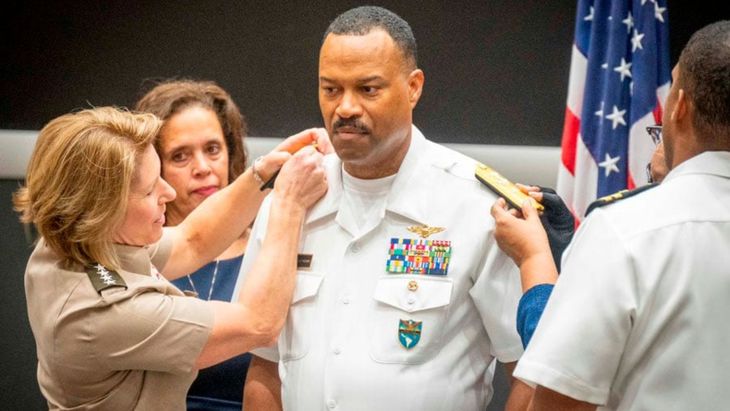 Holsey es reconocido por su liderazgo en misiones mar&iacute;timas y de defensa, destacando por su compromiso con la seguridad global.