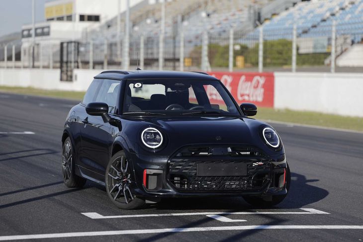 El MINI John Cooper Works llegó con su motor TwinPower Turbo de 231 CV, ofreciendo una experiencia de conducción deportiva en el segmento de los hot-hatch. El MINI John Cooper Works llegó con su motor TwinPower Turbo de 231 CV, ofreciendo una experiencia de conducción deportiva en el segmento de los hot-hatch.