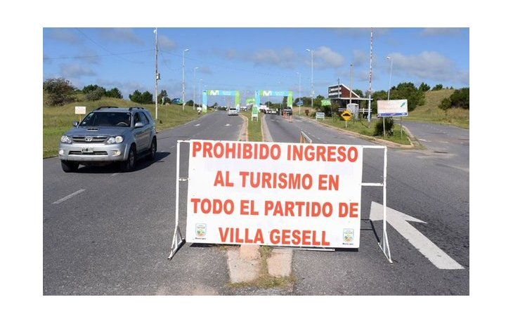 En Gesello apelaron a los carteles para dejar en claro la prohibición de acceso a la ciudad.