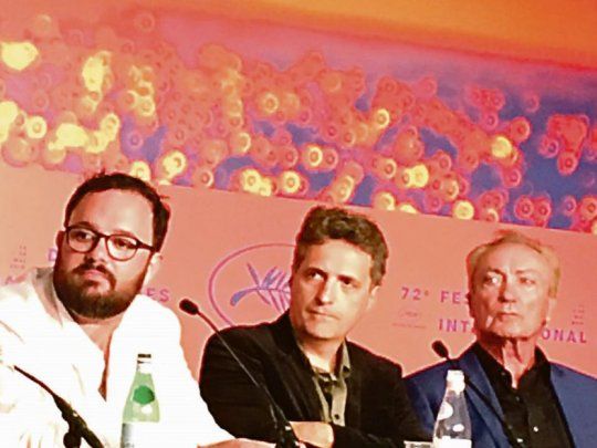 Cannes. Elton John, entre Taron Egerton y David Furnish en la alfombra roja. Al lado, Juliano Dornelles, Kleber Mendonca Filho y Udo Kier.