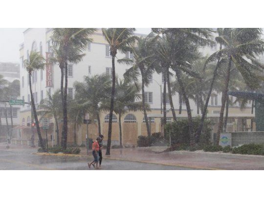 Irma se acerca a Florida y el gobernador ordenó una evacuación masiva: Ya está aquí y es asesino