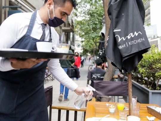 La pandemia y la “nueva normalidad” permitieron el nacimiento de la era de los protocolos. Los restaurantes, bares, hoteles, cafeterías y patios de comidas siguen en el centro de las miradas.