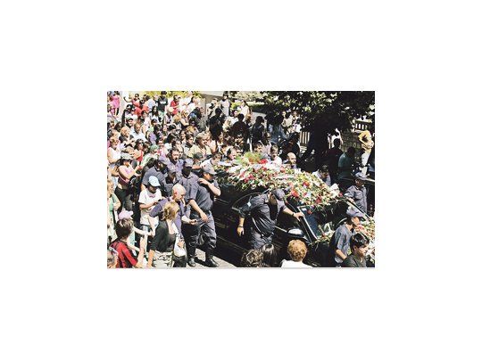 El cortejo fúnebre demoró tres horas en llegar desde el Congreso al cementerio de Longchamps, pasando por la casona de Sandro en Banfield.