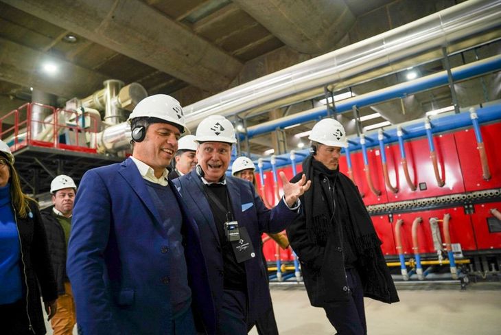 El gobernador Axel Kicillof recorrió la nueva planta de Cerámica San Lorenzo en Azul, provincia de Buenos Aires.