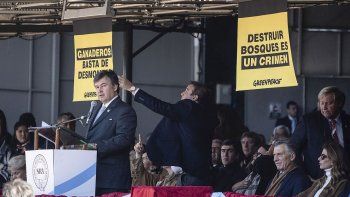 Rápidamente, los carteles fueron sacados por un agente de seguridad.