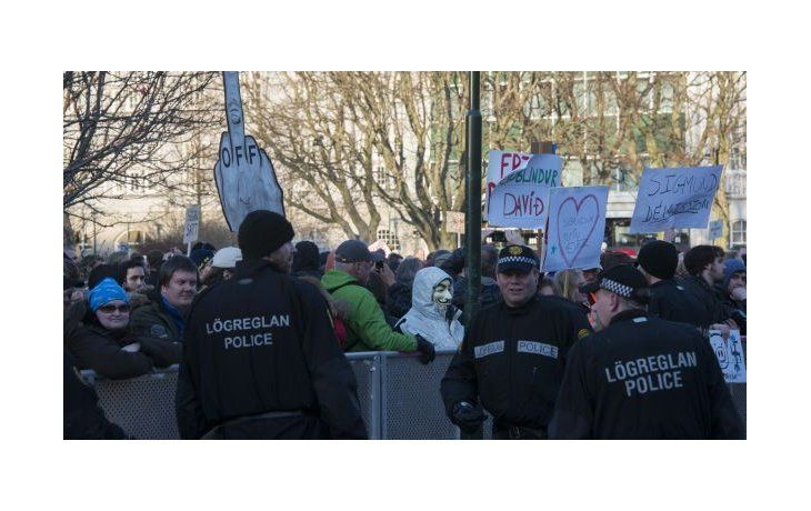 Islandia: masivas marchas exigieron la renuncia del premier