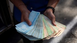 El mayor billete de la vieja familia, de un millón, apenas representa 25 centavos de dólar y ni siquiera compra un caramelo.