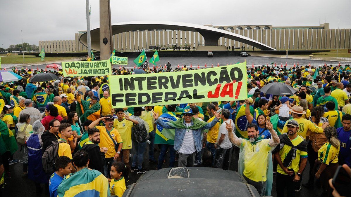 Manifestantes bolsonaristas pidieron la intervención de las FFAA