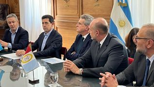 Omar Perotti junto a Agustín Rossi y Wado de Pedro.