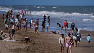 Las playas están pobladas en Pinamar y se espera que lo más fuerte llegue en unos días Las playas están pobladas en Pinamar y se espera que lo más fuerte llegue en unos días